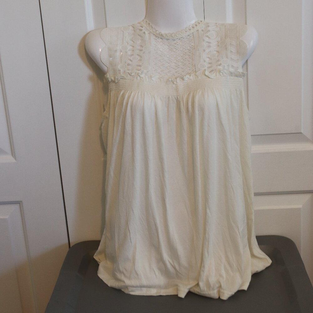 New Rain Sleeveless Cream Colored Lace Design Flowy Top Size Med Casual Summer